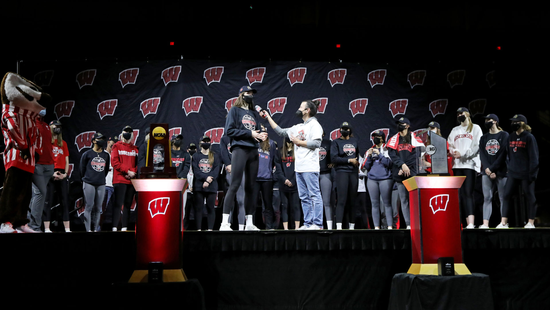 20211219_05_UWVballChamps_0347_AJA.JPG